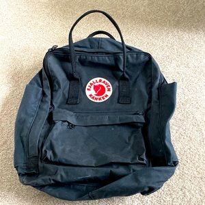 Black Fjallraven Kanken bag